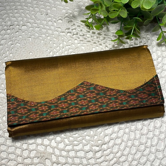 Boho fabric wallet made in Cambodia - Picture 1 of 3